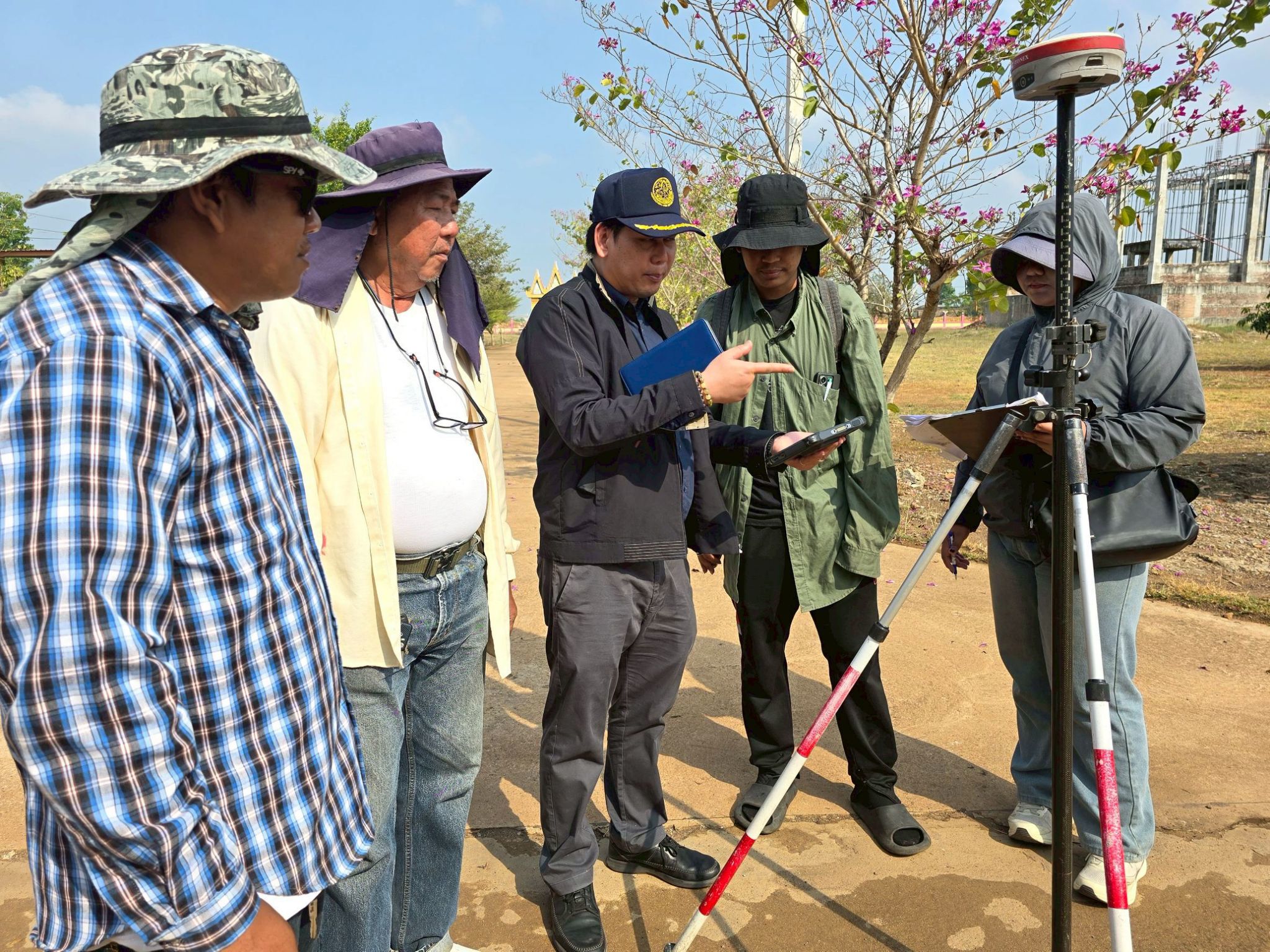 title - วันพุธที่ 21 มกราคม 2569 เวลา 10.00 น. นายวิทูล ประดิษฐบุญ ปฏิรูปที่ดินจังหวัดปราจีนบุรี  และเจ้าหน้าที่ ส.ป.ก. ปราจีนบุรี ลงพื้นที่ตรวจสอบพื้นที่ขอใช้ที่ดินในเขตปฏิรูปที่ดิน  ณ อำเภอนาดี และอำเภอกบินทร์บุรี จังหวัดปราจีนบุรี